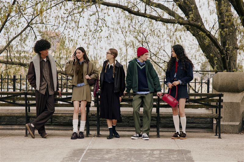 本季主打「Downtown Preppy都會學院風」，穿出「小題大作」的時尚自由態度。（圖／品牌業者提供）