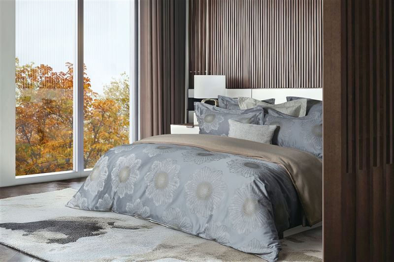 寬庭美學-PESARO．Riva美茵河畔．義大利GIZA埃及超長纖棉600TC緹花寢飾_採用義大利超長纖棉，以多色緹花織染出德國美茵河畔冬日清晨的靜謐景致。（圖／品牌業者提供）