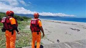 海巡署機動巡查　籲颱風期間勿前往觀浪颱風樺加沙增為強颱，為避免民眾颱風期間前往海岸觀浪發生危險事件，台東縣政府21日下午已公告劃設管制區，海巡署東部分署透過機動巡查與即時勸導方式維護安全。（海巡署東部分署提供）中央社記者李先鳳傳真　114年9月21日