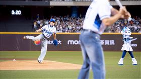 SUPER JUNIOR小分隊L.S.S.的利特、神童、始源開球。（圖／富邦悍將提供）