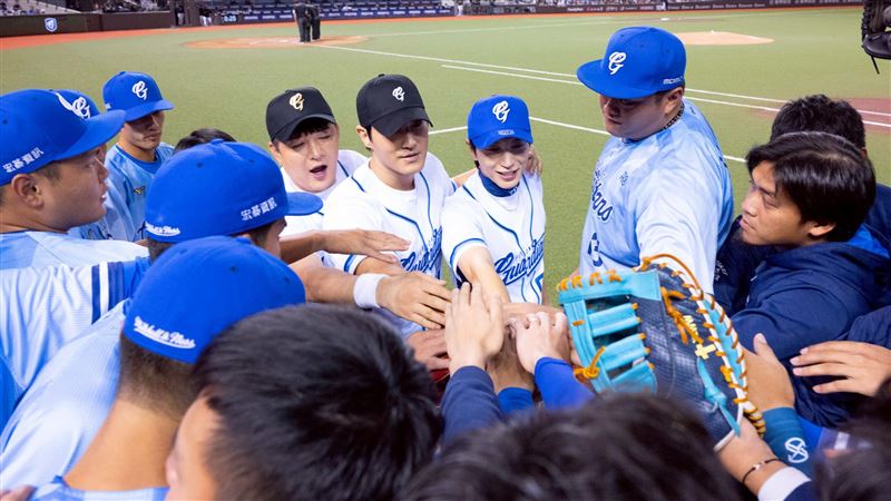 SUPER JUNIOR小分隊L.S.S.的利特、神童、始源開球。（圖／富邦悍將提供）
