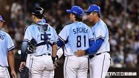 中職36年例行賽，富邦悍將先發投手陳仕朋5.2局失1分退場。（圖／記者劉彥池攝影）