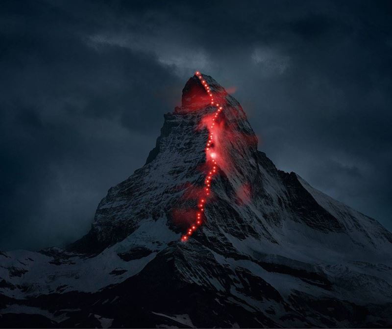 長毛象2015年的致敬影片中出現用頭燈排成的「燈光火龍」。（圖／翻攝自微博）