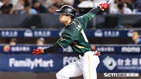 中職36年例行賽，台鋼雄鷹右外野手王博玄敲出安打。（圖／記者劉彥池攝影）
