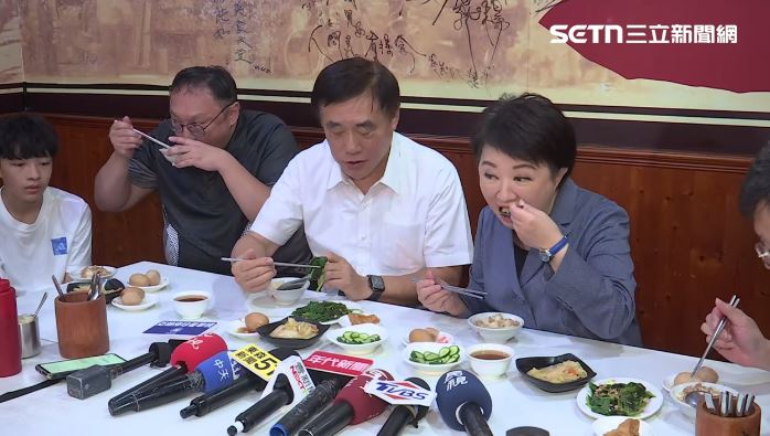 盧秀燕合體郝龍斌吃米糕話家常。（圖／翻攝畫面）