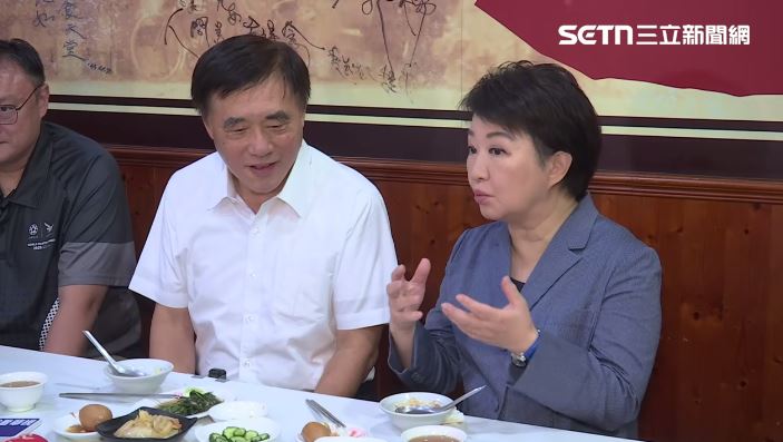 盧秀燕合體郝龍斌吃米糕話家常。（圖／翻攝畫面）