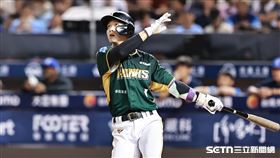 中職36年例行賽，台鋼雄鷹游擊手曾子祐敲出界外全壘打。（圖／記者劉彥池攝影）