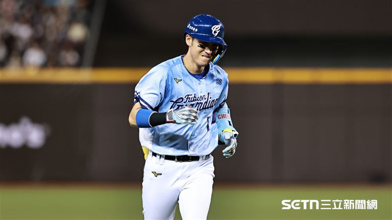 中職36年例行賽，富邦悍將左外野手陳真炸裂陽春砲。（圖／記者劉彥池攝影）