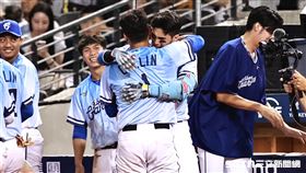 中職36年例行賽，富邦悍將左外野手陳真炸裂陽春砲，抱林哲瑄痛哭。（圖／記者劉彥池攝影）