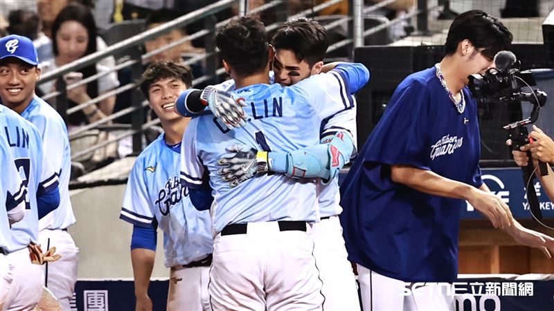 中職36年例行賽，富邦悍將左外野手陳真炸裂陽春砲，抱林哲瑄痛哭。（圖／記者劉彥池攝影）