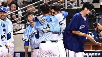 拿林哲瑄球棒開轟爆哭　陳真無法接受引退
