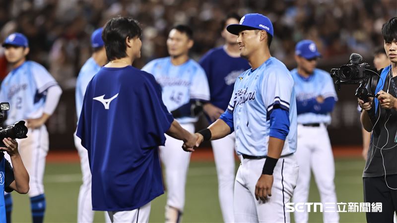 中職36年例行賽，富邦悍將中外野手林哲瑄賽後和先發投手陳仕朋握手、擁抱。（圖／記者劉彥池攝影）