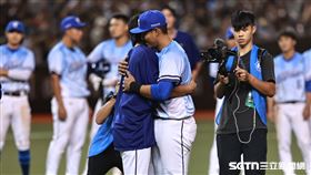 中職36年例行賽，富邦悍將中外野手林哲瑄賽後和先發投手陳仕朋握手、擁抱。（圖／記者劉彥池攝影）
