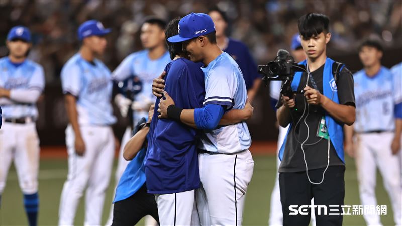 中職36年例行賽，富邦悍將中外野手林哲瑄賽後和先發投手陳仕朋握手、擁抱。（圖／記者劉彥池攝影）