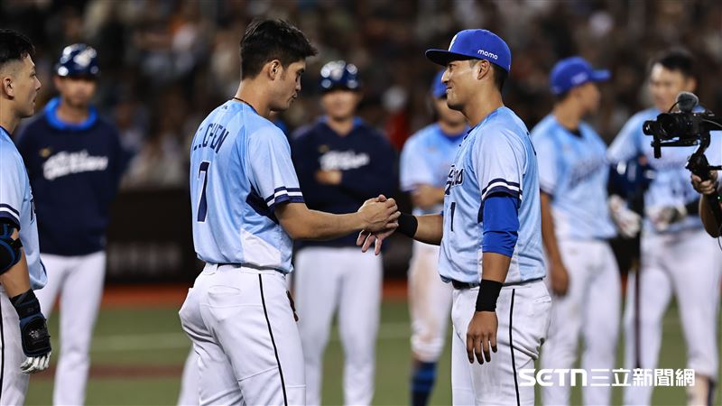 中職36年例行賽，富邦悍將中外野手林哲瑄賽後和陳真握手、擁抱。（圖／記者劉彥池攝影）