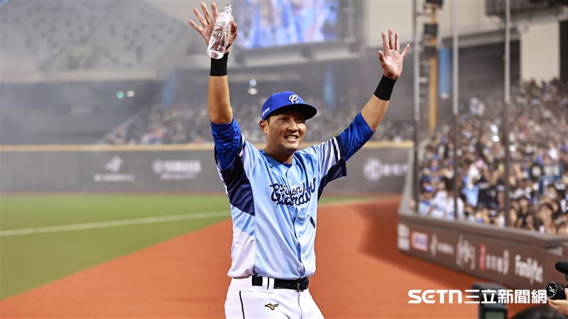 中職36年例行賽，富邦悍將中外野手林哲瑄在《生日快樂》歌聲中和球迷致意。（圖／記者劉彥池攝影）