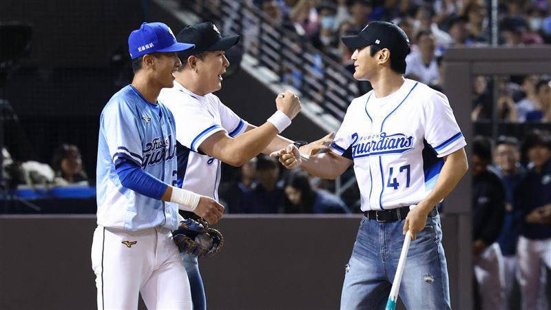 SUPER JUNIOR小分隊L.S.S.的利特、神童、始源開球，富邦悍將內野手林岳谷蹲捕。（圖／富邦悍將球團提供）