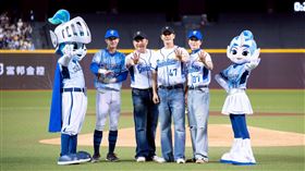 SUPER JUNIOR小分隊L.S.S.的利特、神童、始源開球，富邦悍將內野手林岳谷蹲捕。（圖／富邦悍將球團提供）