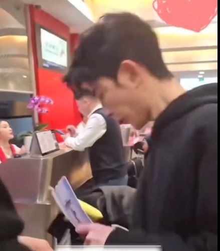 于朦朧做出閃躲動作。（圖／翻攝自微博）