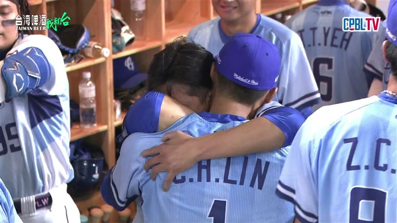 富邦悍將投手陳仕朋抱著林哲瑄痛哭。（圖／翻攝自CPBLTV）