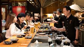 職人桌邊燒肉服務，中秋同樂動口不動手圖片描述。（圖／品牌業者提供）