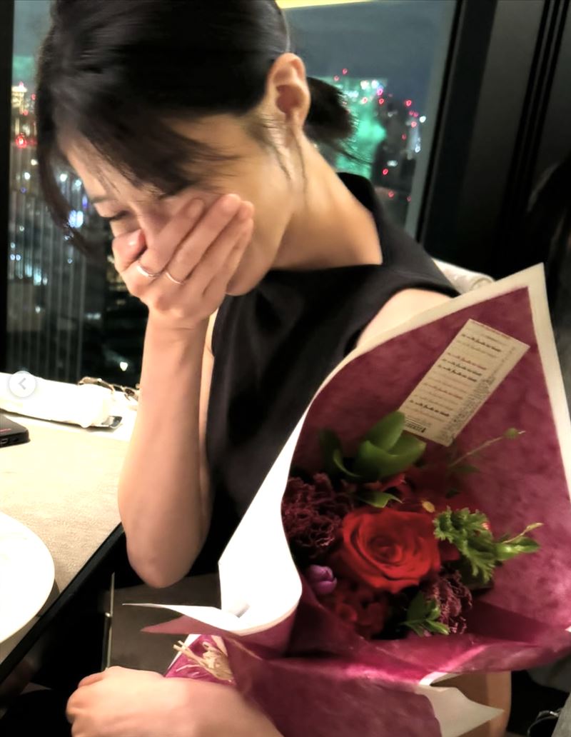 邵雨薇拍照笑場。（圖／翻攝自IG）