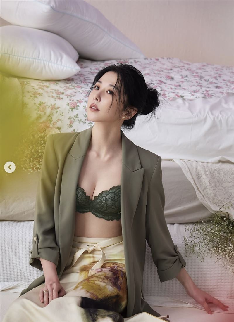 邵雨薇展現女性魅力。（圖／翻攝自IG）