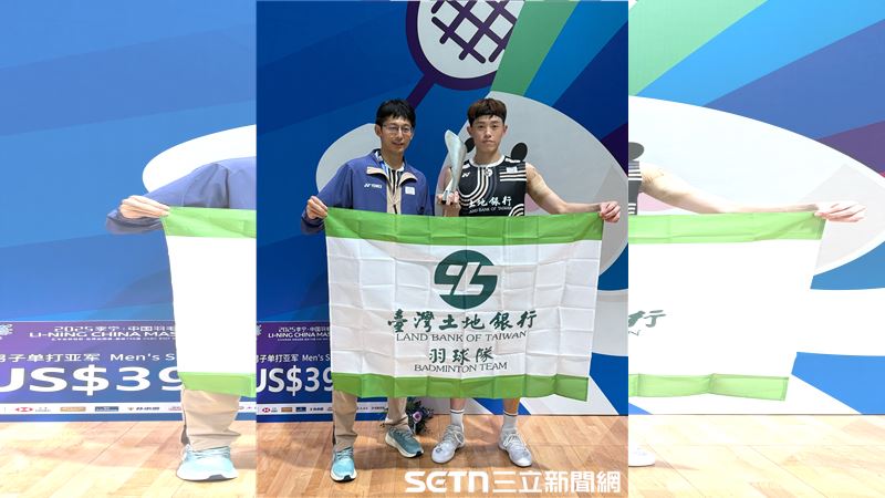 林俊易（右）在超級750系列的中國大師賽拿下亞軍，賽後與教練陳宏麟（左）合影。（圖／三立新聞網）