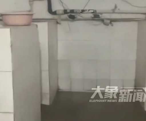 學生宿舍內留下4個半開放的廁所。（圖／翻攝自大象新聞）