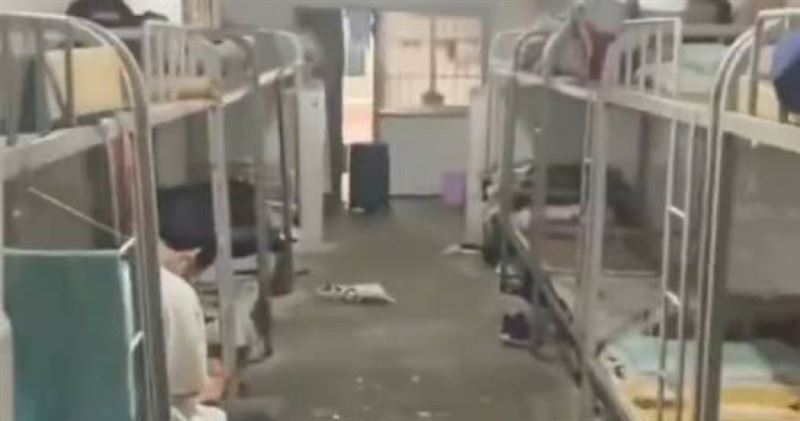 湖南一所學校把廁所改建成宿舍，一間房擠20人，室內骯髒不堪。（圖／翻攝自大象新聞）