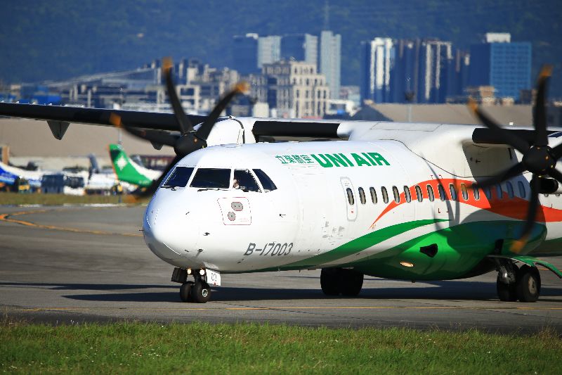 颱風樺加沙來襲，立榮航空及華信航空宣布22日往返花蓮及台東的航班全天取消。圖為立榮航空客機。(圖／中央社）