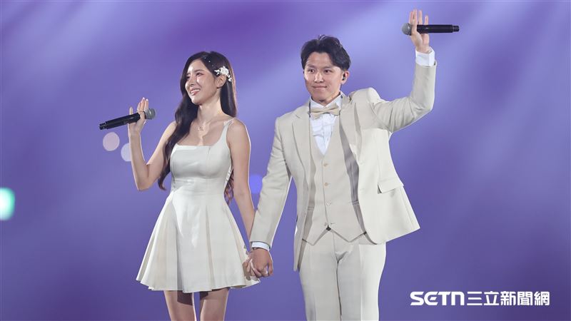 Fubon Angels韓籍成員南珉貞和Travis牽手合唱《只對你有感覺》。（圖／記者劉彥池攝影）