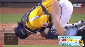 中信兄弟高宇杰遭釘鞋划破手指流血。（圖／翻攝自CPBLTV）