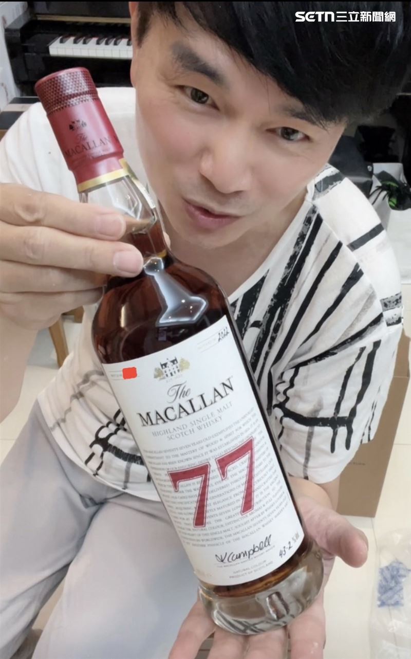 李明洋分享自己收藏的酒，一瓶要價298萬。（圖／李明洋提供）