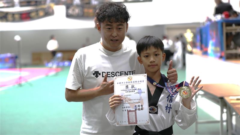完成4連霸的「小霸王」沈信村（右）與教練何翰開心合照。（圖／大會提供）