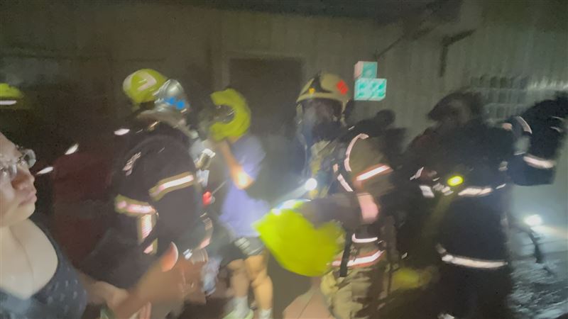 警消使用共生面罩協助受困民眾順利逃生。（圖／翻攝畫面）