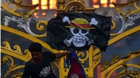 尼泊爾抗議者掛《航海王》旗幟。（圖／翻攝vids that go hard X）