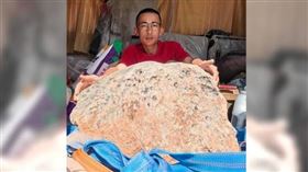 男子撿到423公斤隕石。（圖／翻攝紅星新聞）