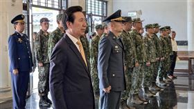 金門太武山秋祭　各界致敬革命先烈暨陣公亡將士金門各界秋祭革命先烈暨國軍陣公亡將士祭典3日上午於太武山公墓忠烈殿舉行，由金門縣長陳福海（前排左1）、金防部指揮官黃先任中將（前排左2）擔任主祭，向革命先烈及國軍陣公亡將士致祭。中央社記者吳玟嶸攝　114年9月3日