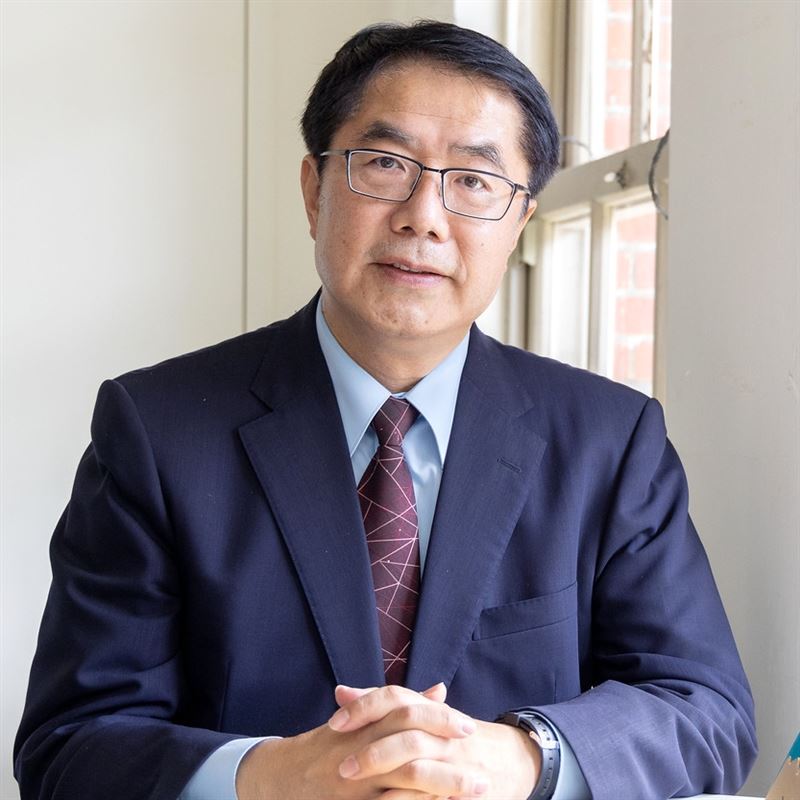有人冒用台南市長黃偉哲的個人照片，發布颱風停班課訊息。（圖／翻攝自黃偉哲臉書）