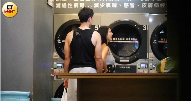 兩人連在新家附近的自助洗衣店都可以聊得很開心，感情極好。（圖／CTWANT）