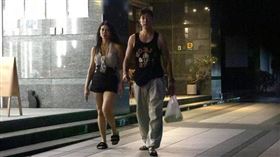 上月直擊田舞陽帶著還是女友的Anita在新家附近散步熟悉環境。（圖／CTWANT）