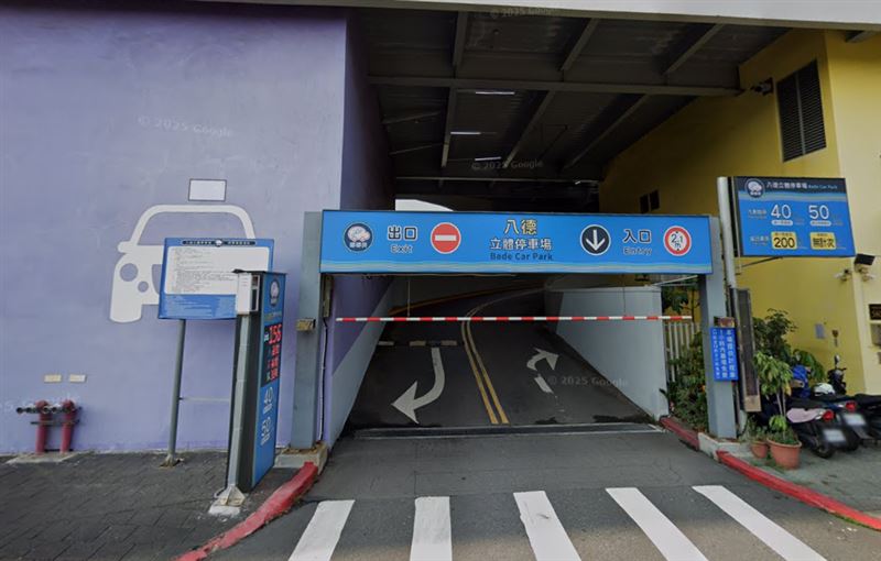 家長凌晨在平台宣布，已經在停車場找到小孩了。（圖／翻攝自Google Maps）