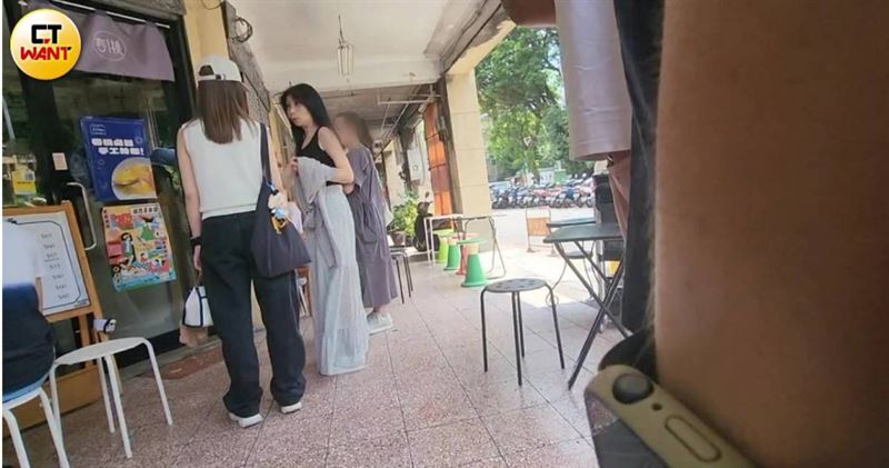 黃嘉千與友人日前在台北市萬華區冰店外等待吃冰。（圖／CTWANT）