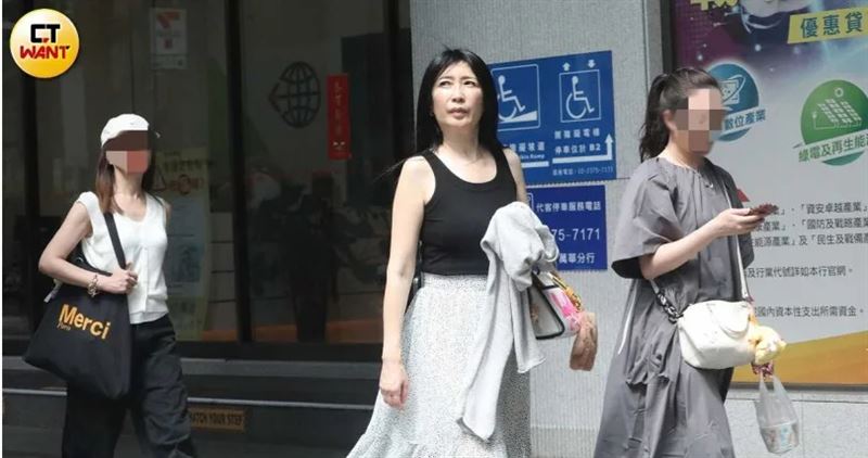 黃嘉千一曬到太陽就皺起眉頭，看來相當怕熱。（圖／圖／CTWANT）