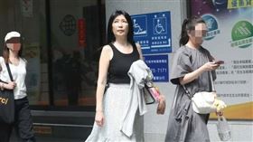 黃嘉千一曬到太陽就皺起眉頭，看來相當怕熱。（圖／圖／CTWANT）