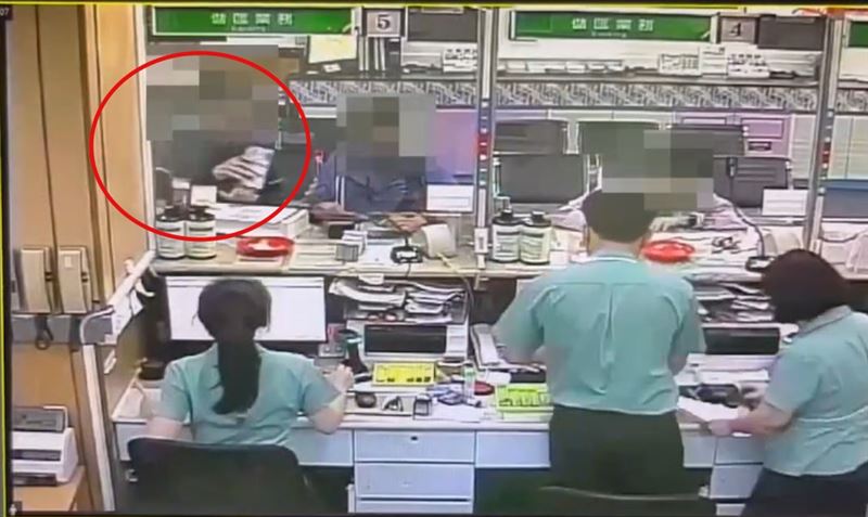 周姓掮客為避免銀行行員察覺阻詐，甚至陪同被害人前往郵局領出1000萬，更收取20%手續費200萬元。(圖／翻攝畫面)