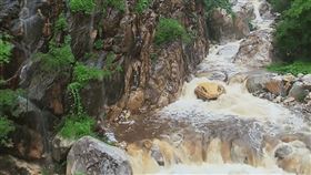 中國河南省登封市嵩山玉皇溝景區有一塊「巨型蛇頭」彩繪石。（圖／翻攝自微博）