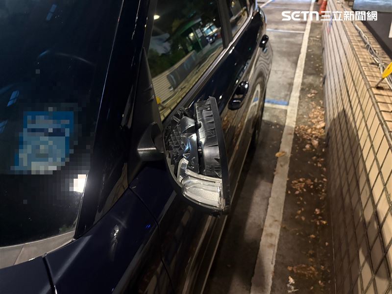 北市賴男開車行經松壽路時被中壢客運巴士撞斷後照鏡。（圖／翻攝畫面）