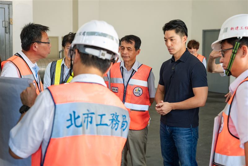 陳嘉行質疑，「圓環交通問題民怨大爆炸，蔣萬安慌忙取消雙城論壇」。（圖／翻攝自蔣萬安臉書）